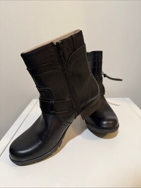 Clarks Women's Riddle Avant Black Leather Ankle Zip Boots Size 6.5